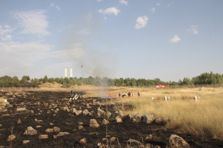 Tarihi mezarlık yangınına polis TOMA ile müdahale etti