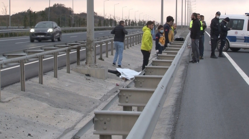 Hız yapan motosiklet sürüsü bariyerlere çarparak hayatını kaybetti