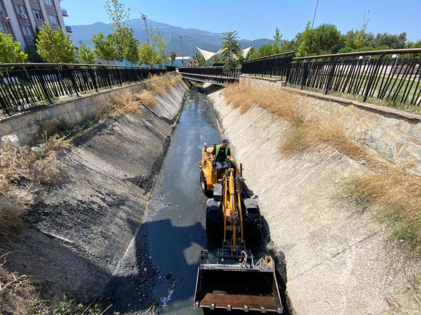 Şehir merkezindeki dere temizlendi