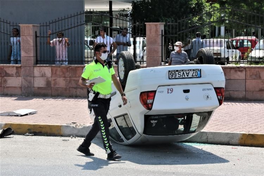 Otoparkta kontrolden çıkan aracın kazası kamerada