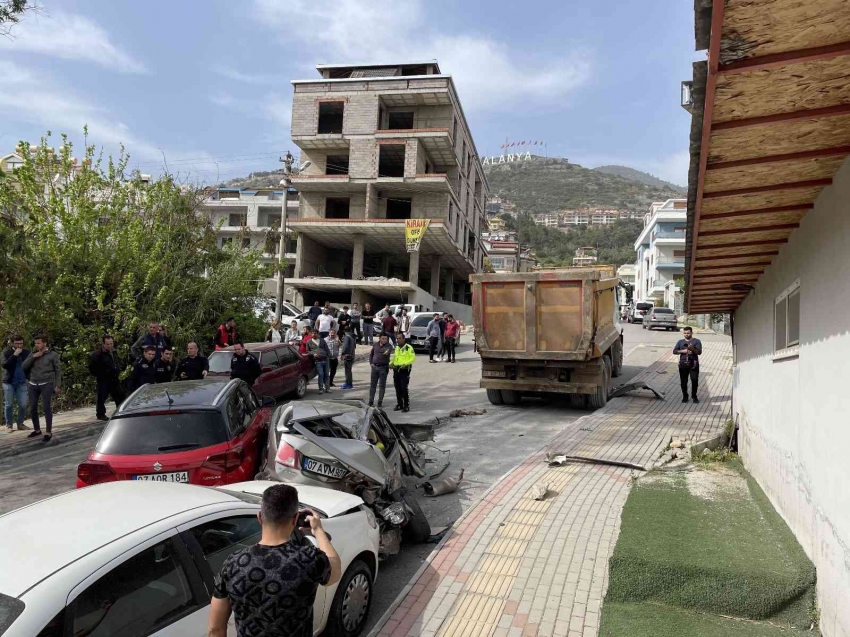 Freni boşalan hafriyat kamyonu 8 araca hasar verdi