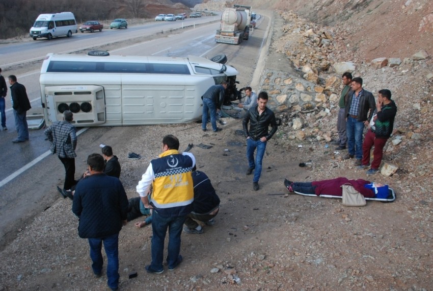 Öğrenci servisi devrildi: 16 yaralı