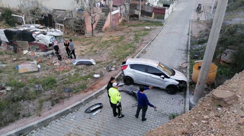 40 metrelik duvardan alt yola uçan aracın sürücüsü kazayı ucuz atlattı