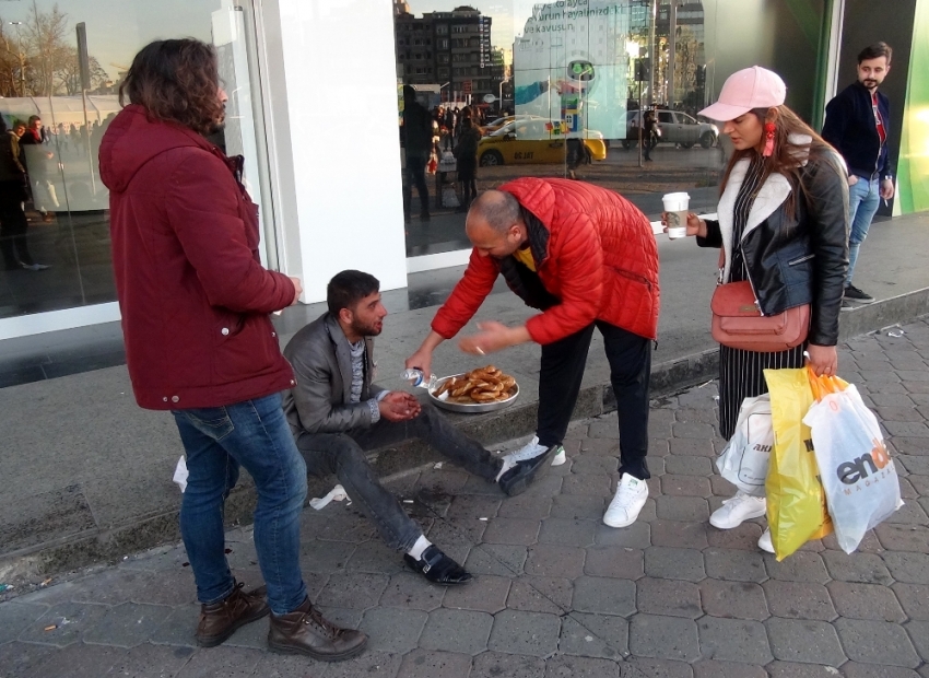 Taksim’de hayrete düşüren dilencilik yöntemi