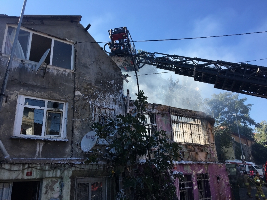 Yangına bahçe hortumuyla müdahale