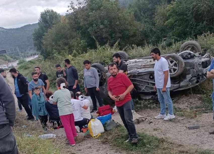 Takla atan otomobildeki 5 kişi yaralandı