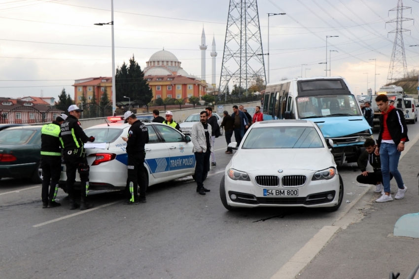 Yolcu minibüsü ile otomobil çarpıştı: 8 yaralı