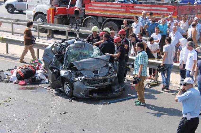 Tatil dönüşü dehşeti yaşadılar! İki TIR arasında kalarak can verdiler