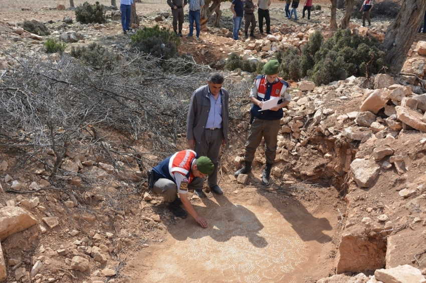 Bulduğu 2 bin 500 yıllık kiliseye bekçi oldu