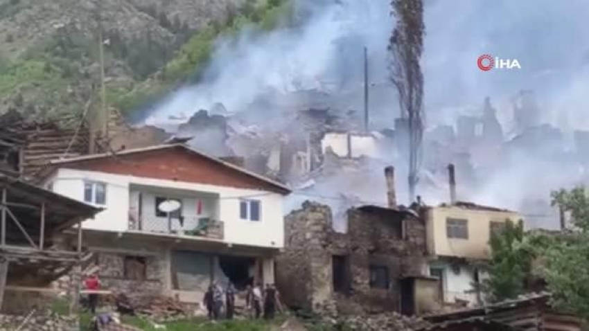 Bir üzücü haberde Artvin'den: 33 ev alevlere teslim oldu