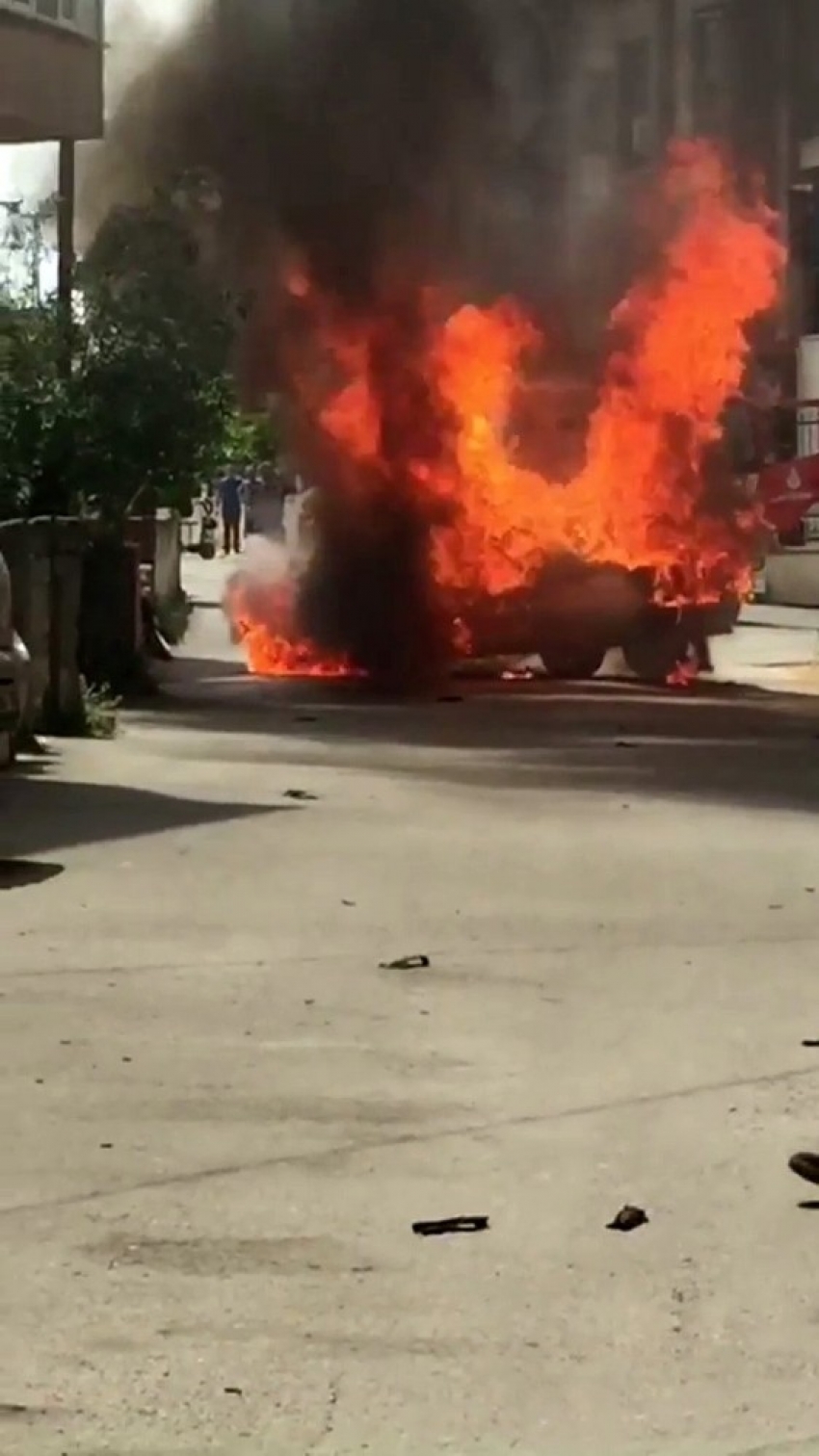 Sürücü kontağı çevirdiği an otomobil alev alev yandı