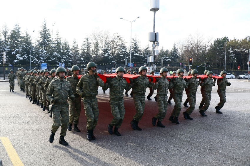 Askerler Başkent sokaklarını inletti