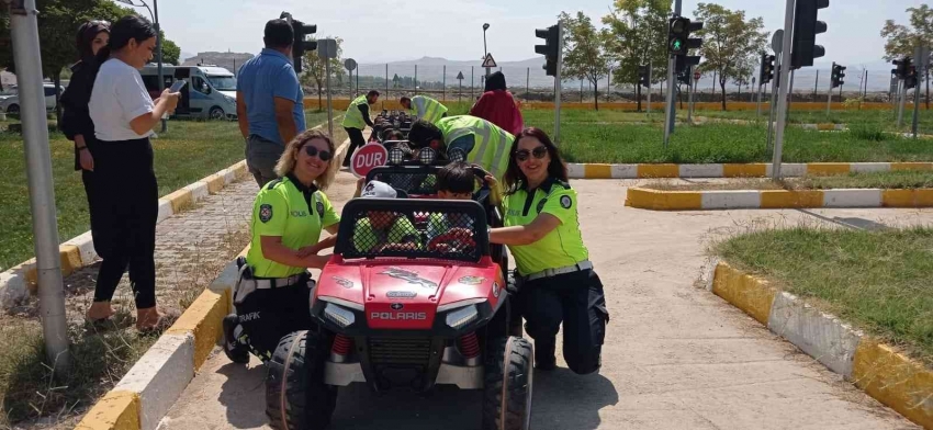 Polis minik öğrencilere trafik eğitimi verdi