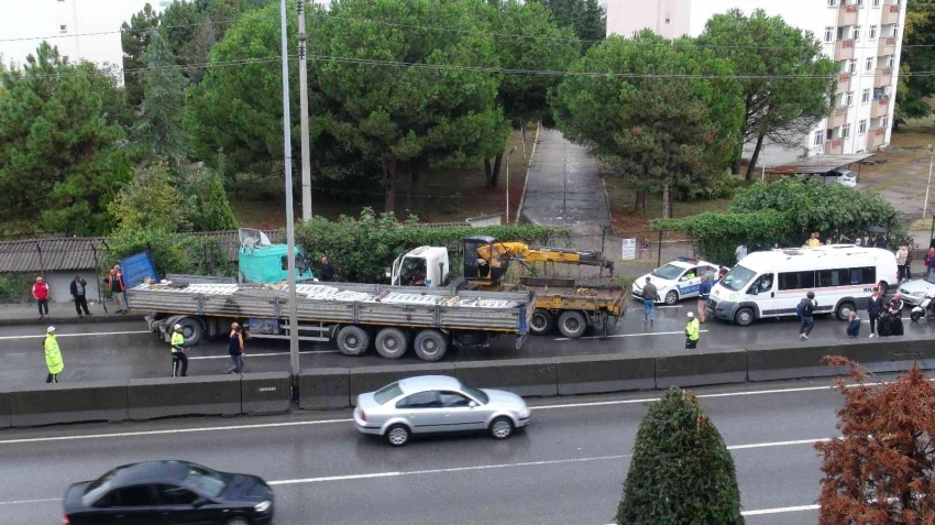 Tır makaslayıp yolu kapatınca trafik felç oldu