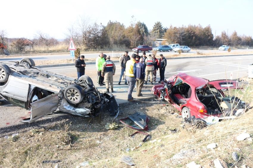 Otomobiller kafa kafaya çarpıştı: 1’i ağır 3 yaralı