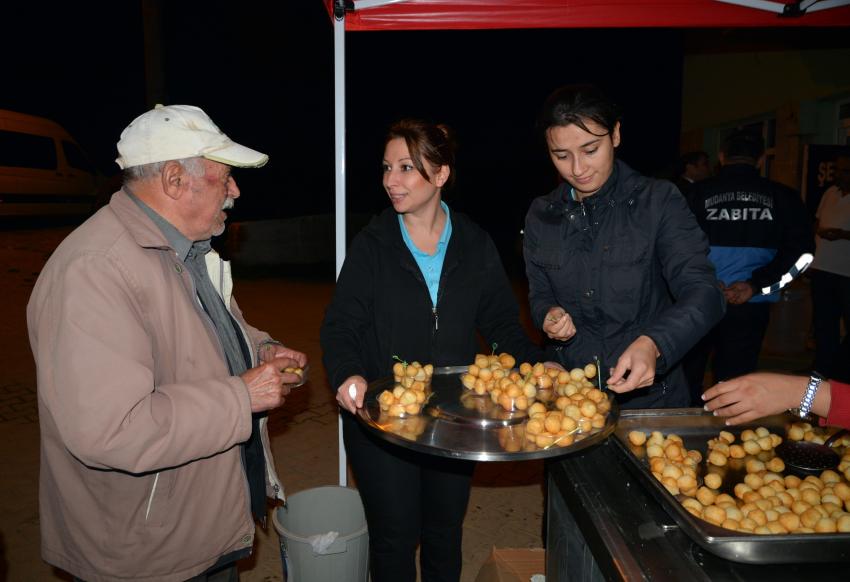 Başkan Türkyılmaz, şehitler için lokma döktürüyor