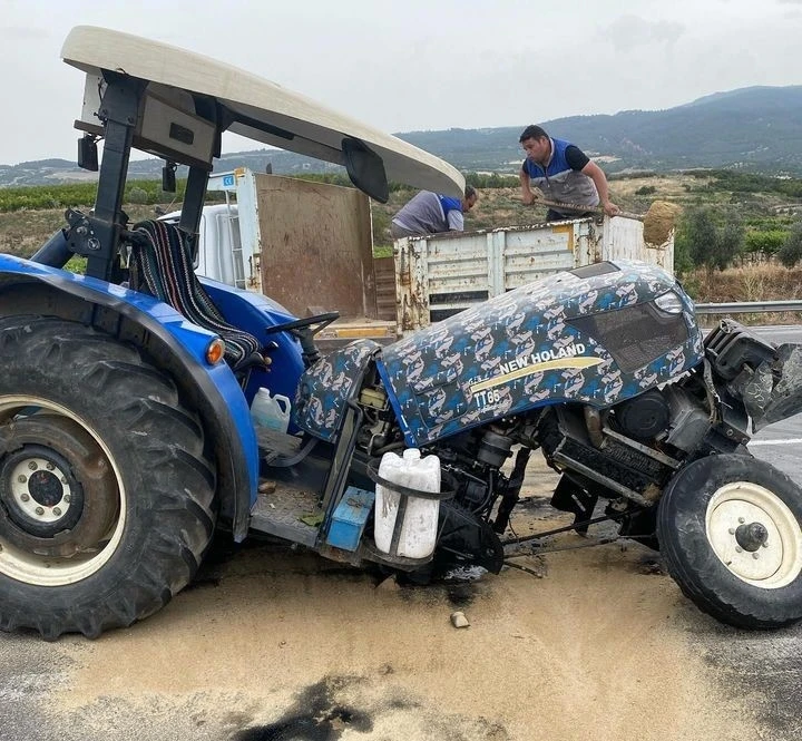 4 aracın karıştığı kazada traktör ortadan 2’ye bölündü
