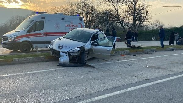 Bursa’da 4 kişinin bindiği çalıntı elektrikli bisiklete otomobil çarptı