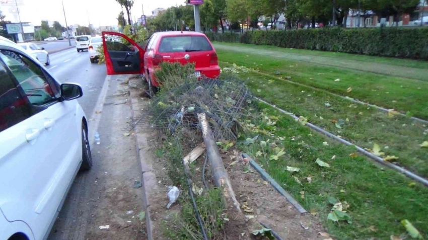 Kontrolü kaybolan otomobil tramvay yoluna uçtu