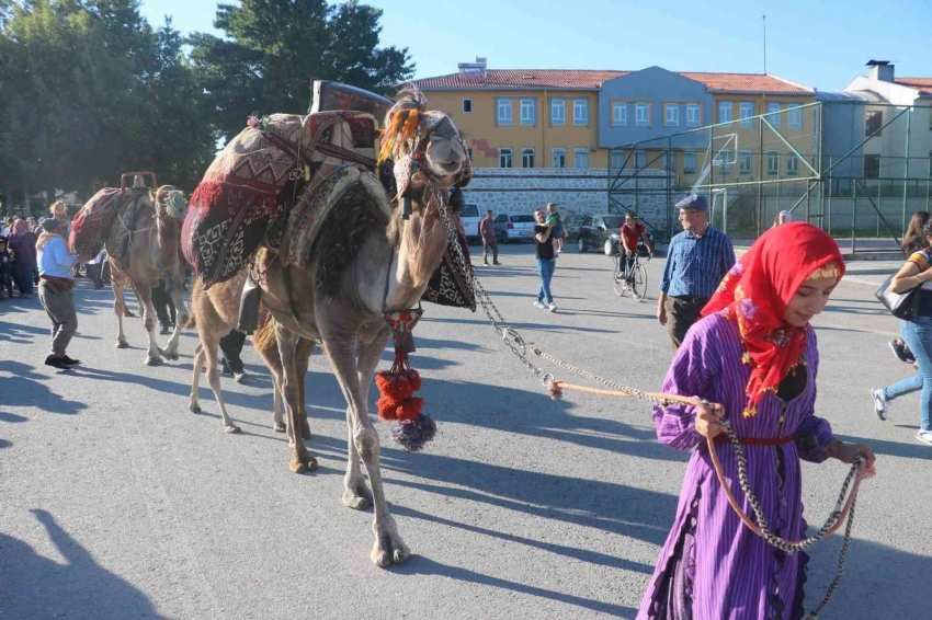 Develerle temsili Yörük göçü canlandırıldı