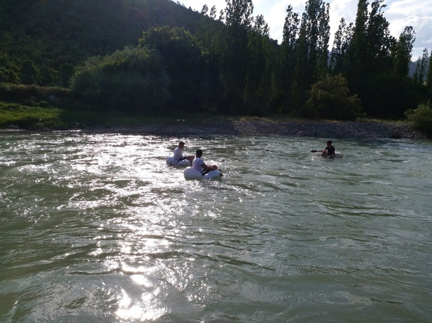 Kato Dağı eteklerinde pet şişeli ve terlikli rafting