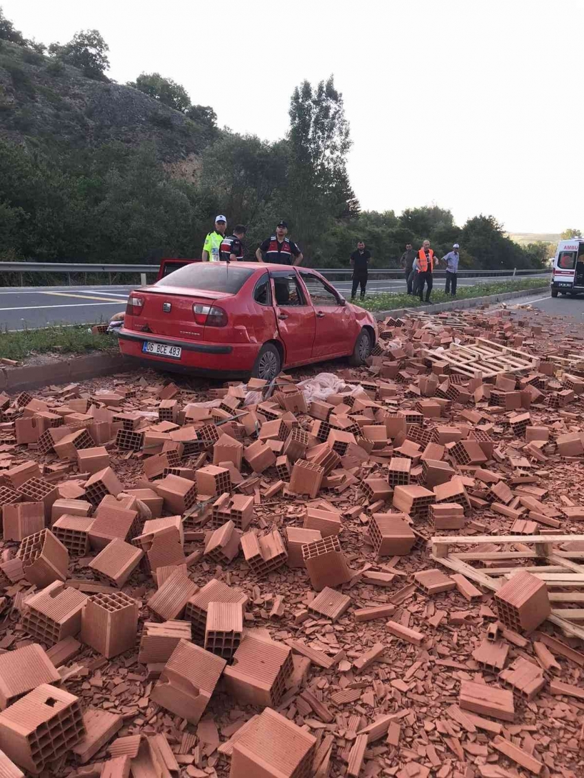 Tır dorsesindeki tuğlalar otomobilin üzerine düştü: 3 yaralı