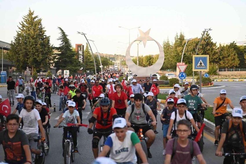 Yüzlerce bisiklet sever sağlıklı yaşam için pedal çevirdi