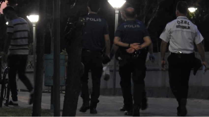 Parkta gömülü bulunan et parçası polisi harekete geçirdi