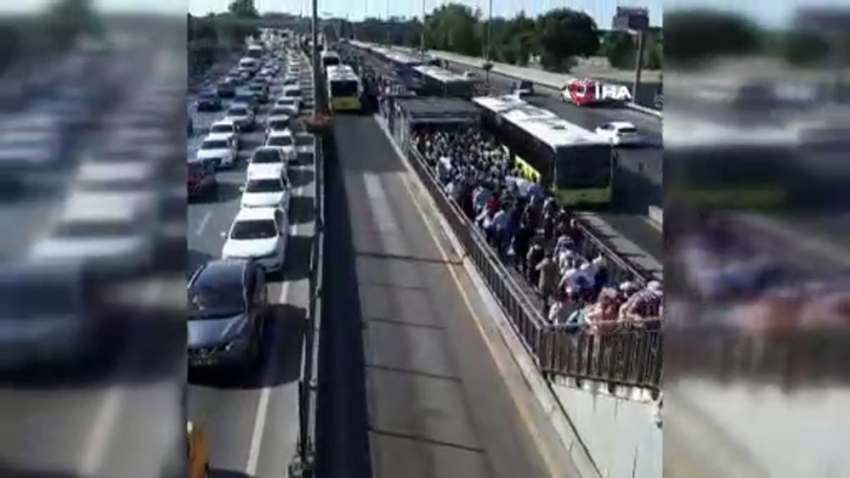 Metrobüs duraklarında yaya izdihamı yaşandı