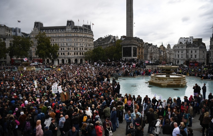 Londra’da Covid-19 önlemleri protesto edildi