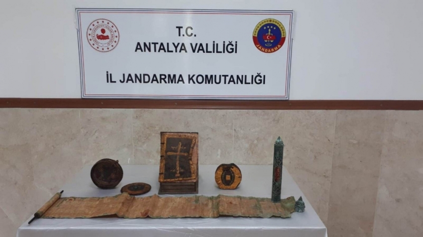 Antalya’da altın işlemeli 1400 yıllık kitaplar ele geçirildi