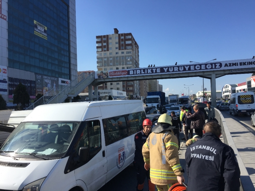 Tem bağlantı yolunda trafiği kilitleyen kaza