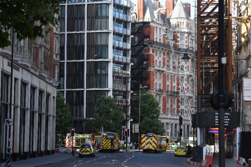 Londra’da gökyüzü siyaha boyandı