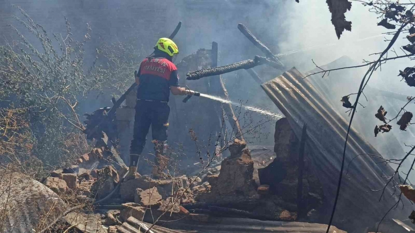 Bahçede çıkan yangın, kullanılmayan 2 evi yaktı