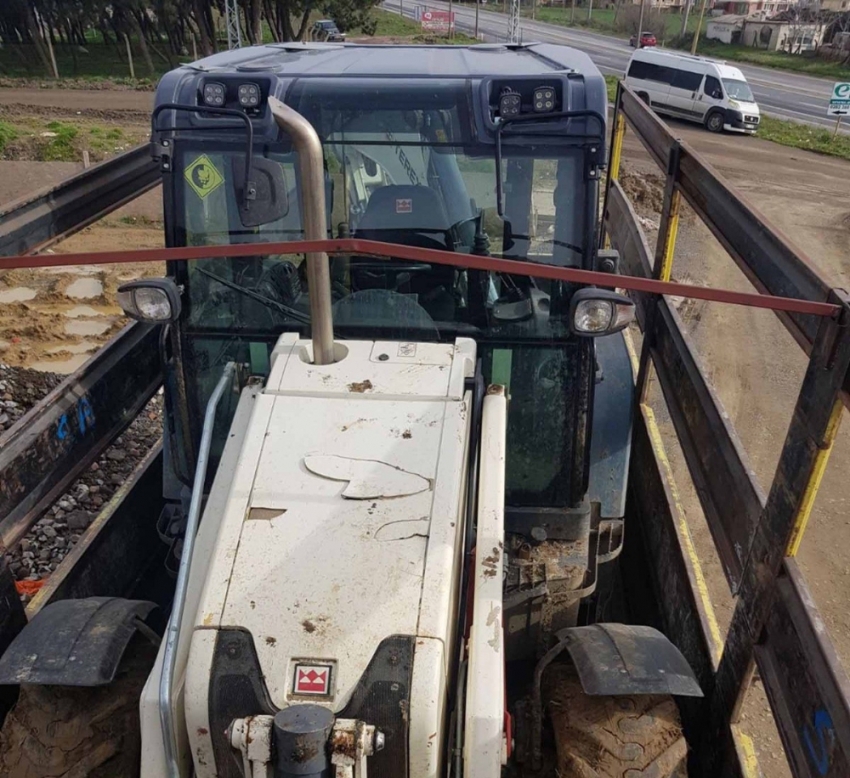 400 bin liralık iş makinesini çaldı