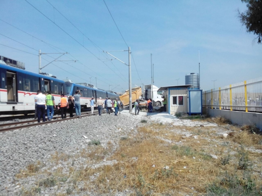 İzmir’de kamyonla tren çarpıştı