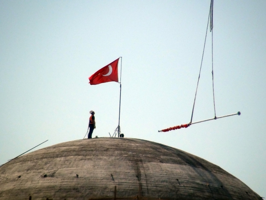 Taksim Camii’ne devasa Türk bayrağı