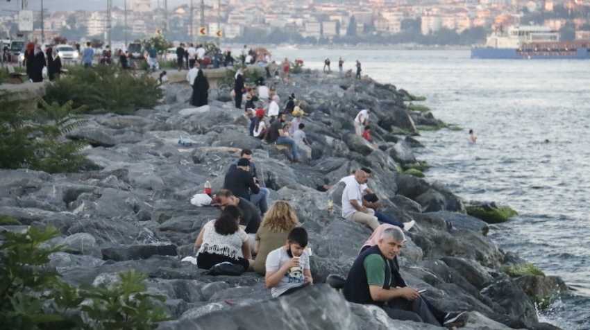 Üniversite sınavı sonrası aileler sahil ve piknik alanlarına akın etti