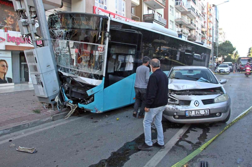 Freni tutmayan halk otobüsü önce durağa daldı, ardından araçları biçip direği devirdi