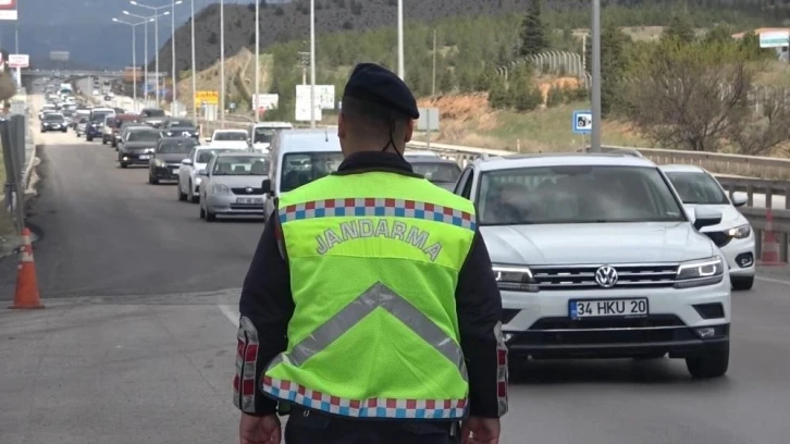 43 ilin geçiş güzergahında denetimler sürüyor: Jandarmanın bir haftalık bilançosu
