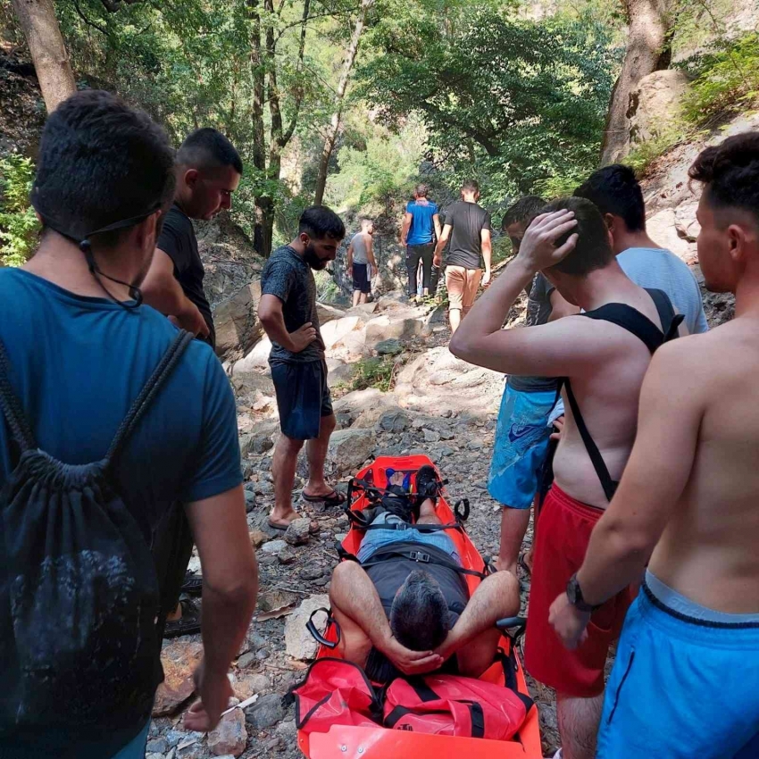 Doğa yürüyüşünde ayağı kırılan adam 4 kilometre sedyeyle taşındı