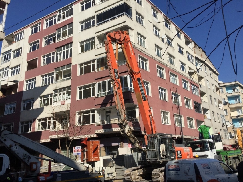 Bahçelievler’de ağır hasarlı binaların yıkımlarına başlandı