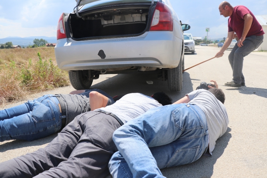 Otomobilin altına giren yılan için seferberlik