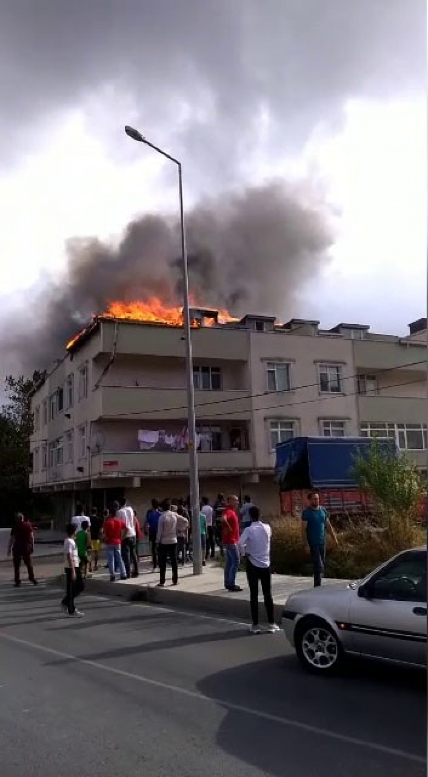 Mangaldan tutuşan çatı, alev alev yandı