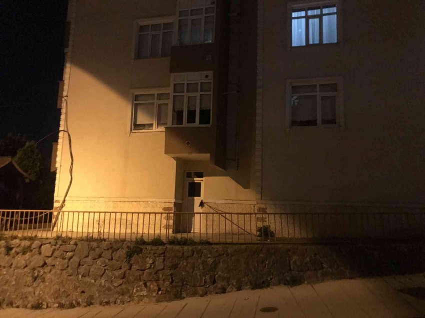 Apartmanın giriş kapısında ölü bulundu