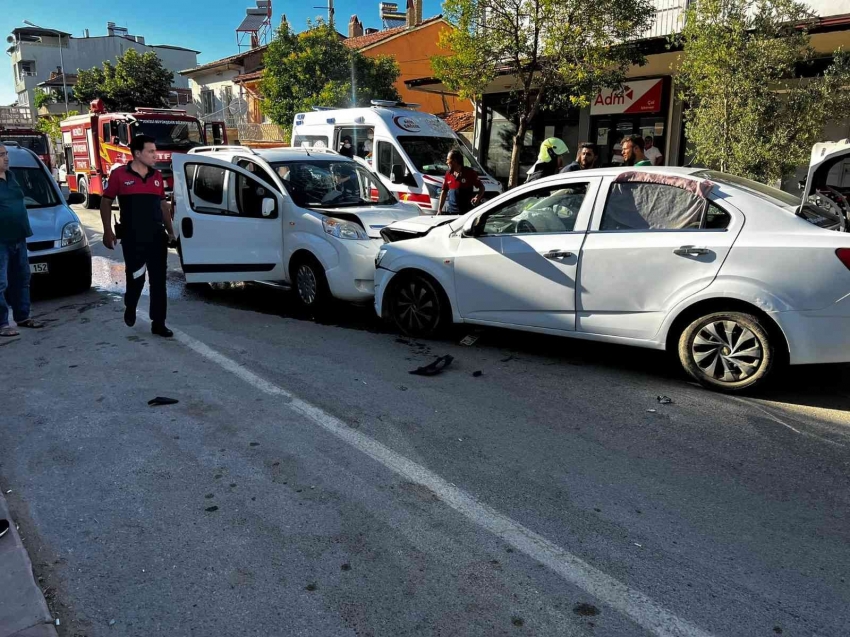 İki otomobil kafa kafaya çarpıştı: 5 yaralı