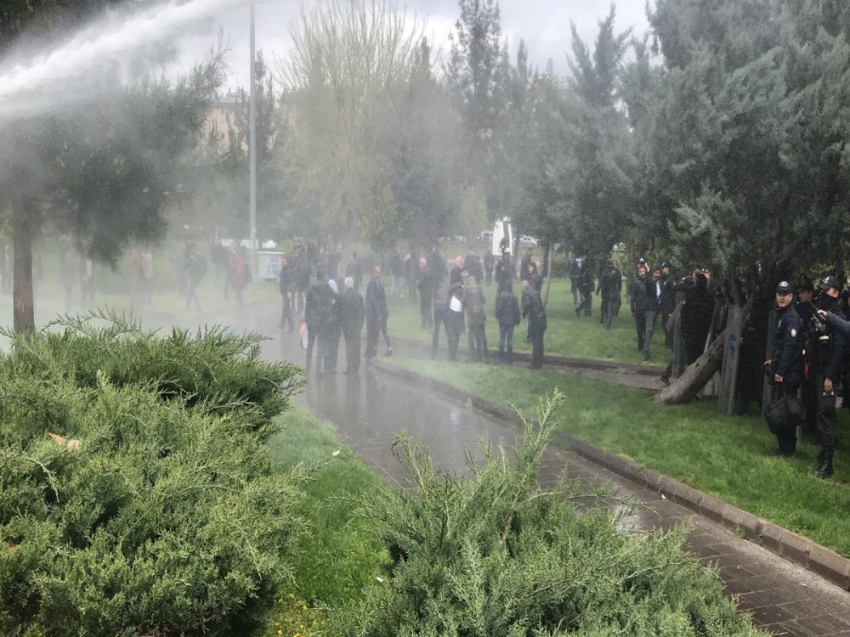 Diyarbakır’da izinsiz gösteriye polis müdahalesi