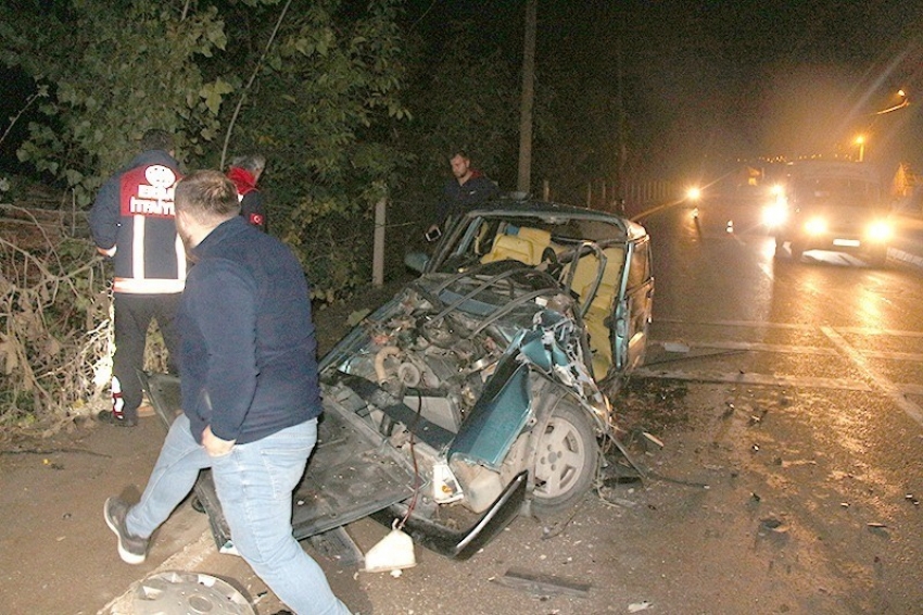 Hurdaya dönen otomobilden 2 kişi yaralı olarak kurtuldu