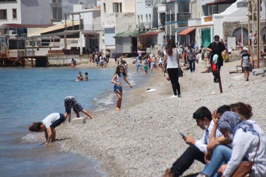 Sokağa çıkmayı tamamen yanlış anladılar, denize girdiler