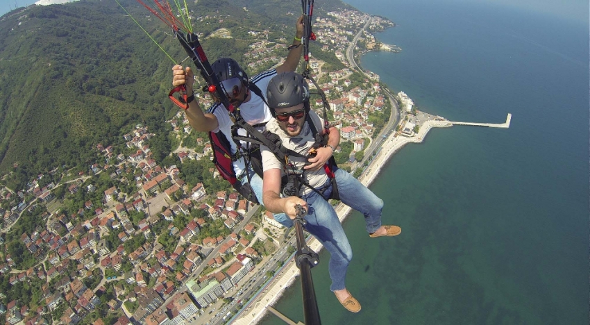 Turistlerin yamaç paraşütü keyfi